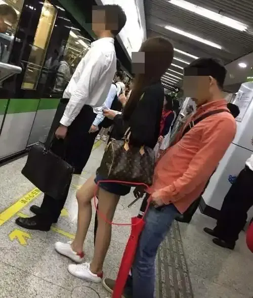 妈咪直播暖光下的家常菜厨房